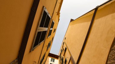 Dar sokaktan bir çatı görünümü - sarı binalar