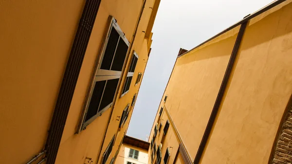 Vue d'un toit depuis une ruelle étroite - bâtiments jaunes — Photo