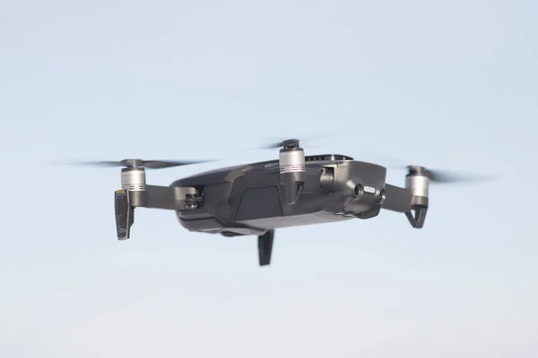 Eine fliegende Drohne auf dem Hintergrund des hellen Himmels — Stockfoto