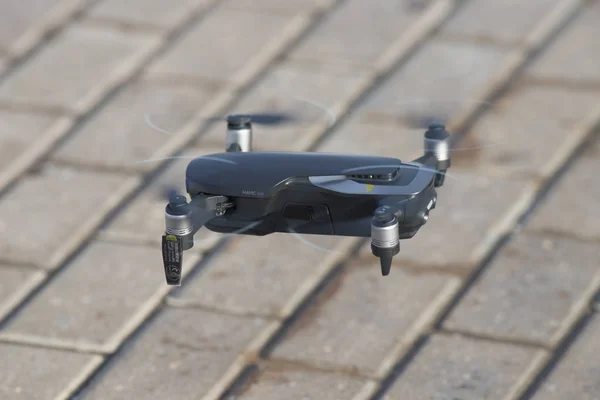 Un drone volant atterrit au sol — Photo