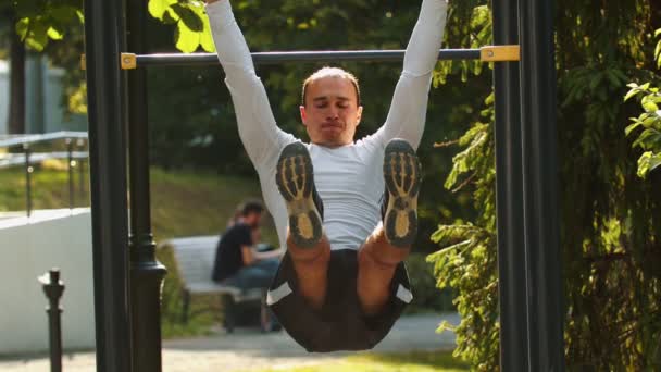 Homem fisiculturista executa exercícios de treino de perna nas barras — Vídeo de Stock