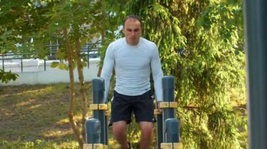 Adam vücut geliştirmeci yatay çubuk atlar gerçekleştirir