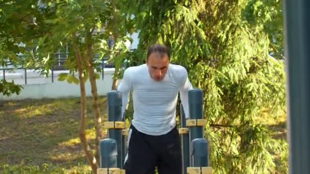 Atletik adam yatay çubuk üzerinde pull-up gerçekleştirir — Stok video