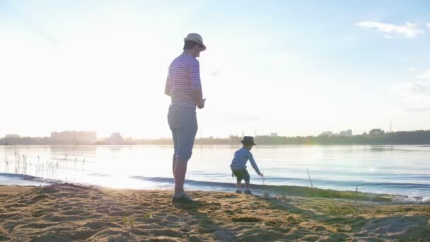 Un padre y su hijo en la pesca - familia unida — Vídeos de Stock