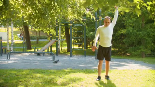 Adam vücut geliştirmeci temel egzersizleri önce ısınma gerçekleştirmek — Stok video