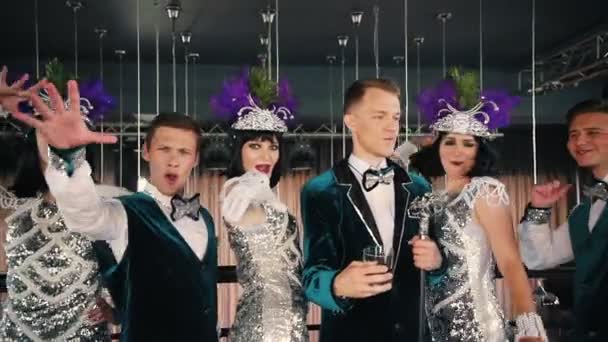 Theme Party-människor i glittrande retro kläder har roligt — Stockvideo