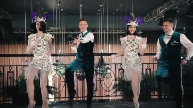 Tema partisi - Yerde dans parlak retro giysiler genç insanlar