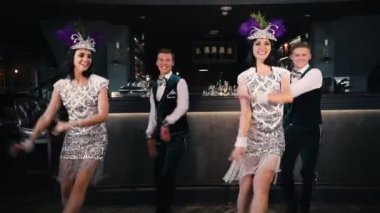 Tema partisi - Swing elemanları kullanarak dans parlak retro giysiler gençler