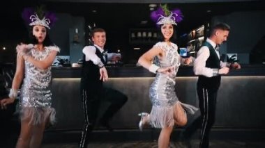 Tema partisi - Parlak retro giysiler dans genç gülümseyen insanlar