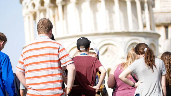 Crowd of people stay under the leaning tower of Pisa — Stock Photo, Image