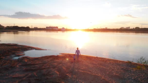 家族のレジャー - 手をつないで釣りに歩くペアの服を着た父親と彼の息子 - 日没 — ストック動画