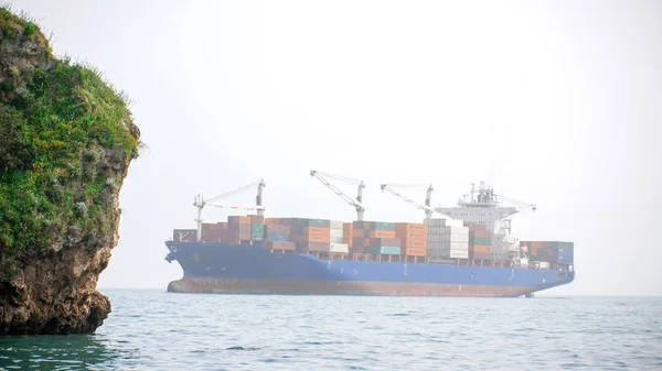 Freighter med flera behållare flyter i havet — Stockfoto