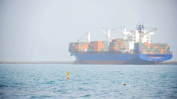 Nákladní loď s více kontejnery pluje na moři daleko — Stock fotografie