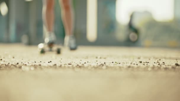 Ung kvinna ridning skateboard-rida till kameran och gå ut från brädet — Stockvideo