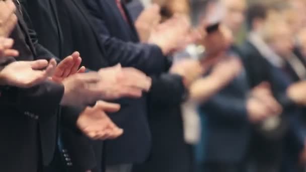 Ludzie biznesowi w strojach stojących w rzędzie na konferencji-klaskanie ręce — Wideo stockowe