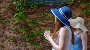 Dar sokakta yürüyen iki genç kadın - Yandan vuruldu