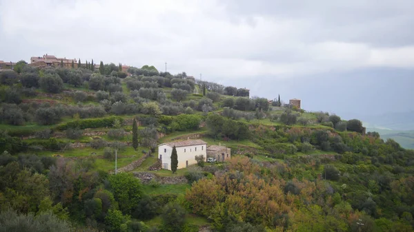 Vista aérea de la ciudad en las montañas. Italia, Toskana —  Fotos de Stock