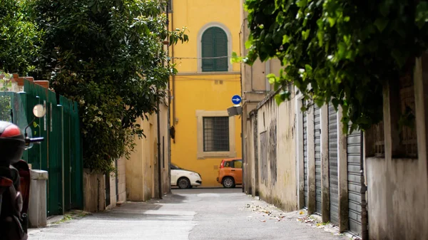 Vista de la estrecha calle entre los edificios italianos — Foto de Stock
