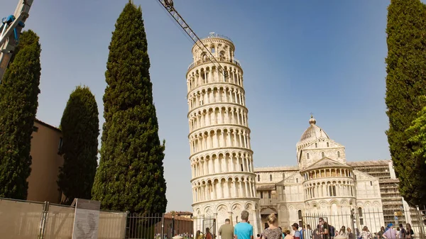 Vista da torre inclinada de Pisa sob ele uma multidão de pessoas — Fotografia de Stock