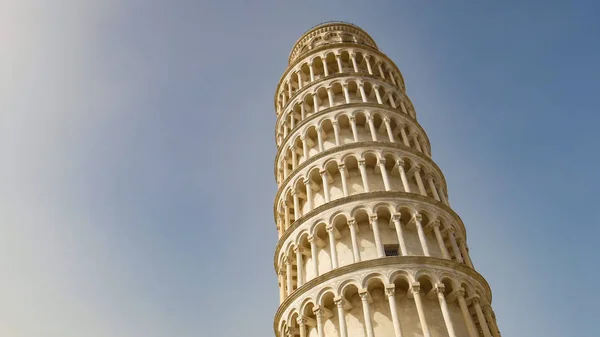 Vista da torre inclinada de Pisa no fundo do céu azul — Fotografia de Stock