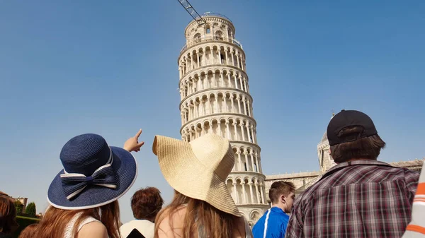 Deux jeunes femmes regardant la tour penchée de Pise — Photo