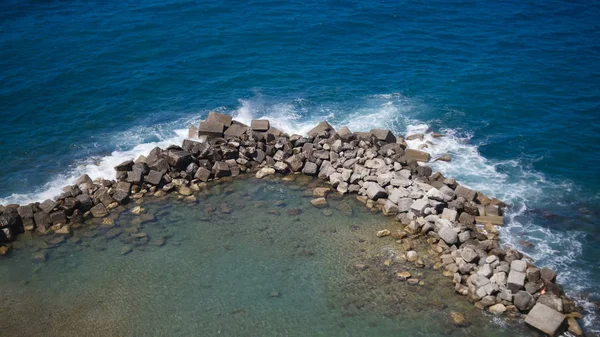 Кам'яне узбережжя блакитного моря - сонячний день . — стокове фото