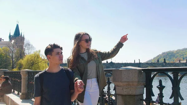 Mladý pár stojí na můstku a rozhlížel se po českém, Praze — Stock fotografie