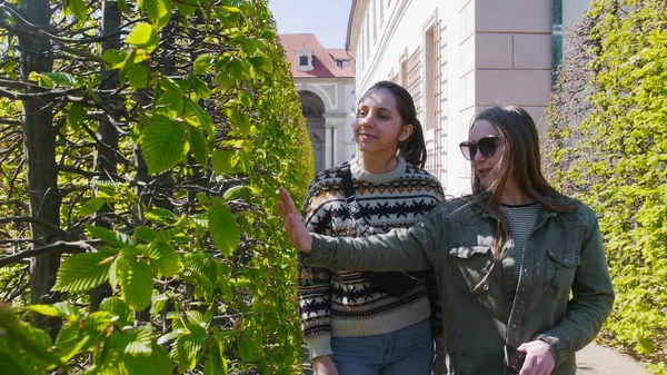 Dos mujeres jóvenes caminando por las calles de la República Checa, Praga —  Fotos de Stock