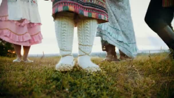 Uma pessoa com sapatos de bast dançando no campo verde — Vídeo de Stock