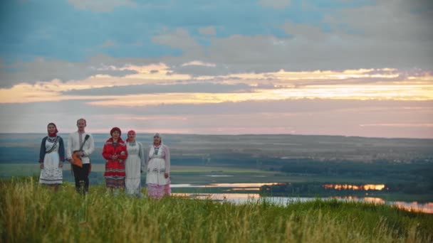 Gente con ropa tradicional rusa caminando por el campo — Vídeo de stock