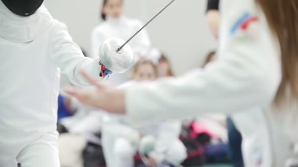 Dos chicas adolescentes están luchando en el torneo de esgrima — Vídeos de Stock