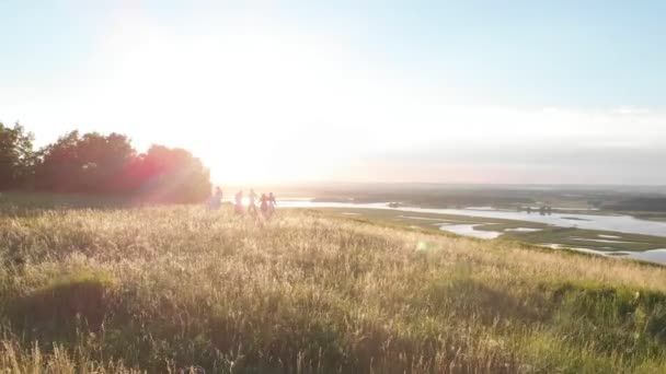 Красивый пейзаж на реке и островах - люди в традиционной русской одежде танцуют — стоковое видео