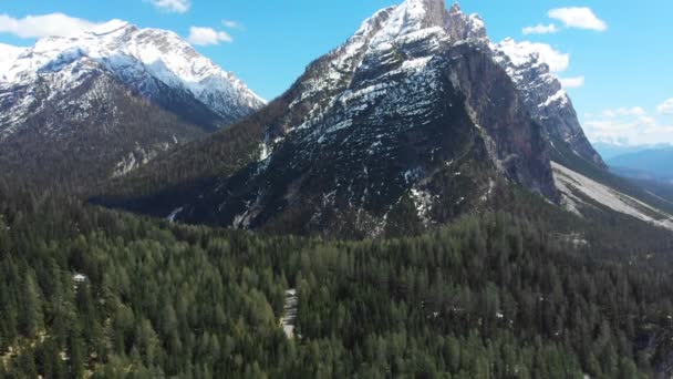 Un paisaje de montañas con cumbres nevadas y bosque - Dolomiti, Italia — Vídeo de stock