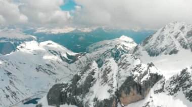 Dolomites Dağları, İtalya - mavi gökyüzü ve bulutlar