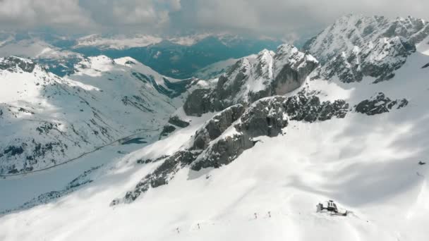 Wunderschöne schneebedeckte Berge in den Dolomiten, Italien — Stockvideo