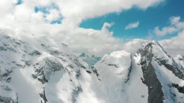 Güzel dağların ve mavi gökyüzünün manzarası - kamera soldan sağa doğru hareket eder - Dolomites, İtalya