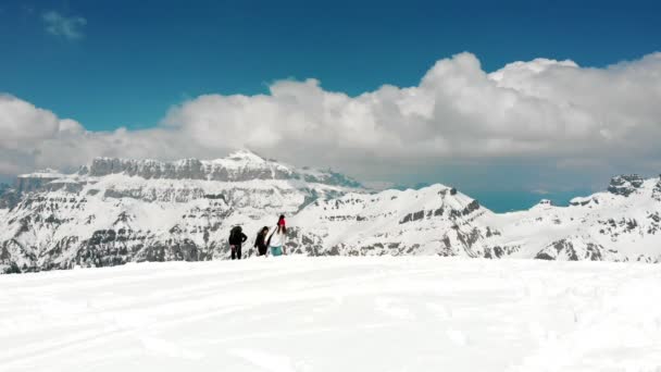 Pessoas caminhando para cima na neve em Dolomitas com grandes mochilas — Vídeo de Stock