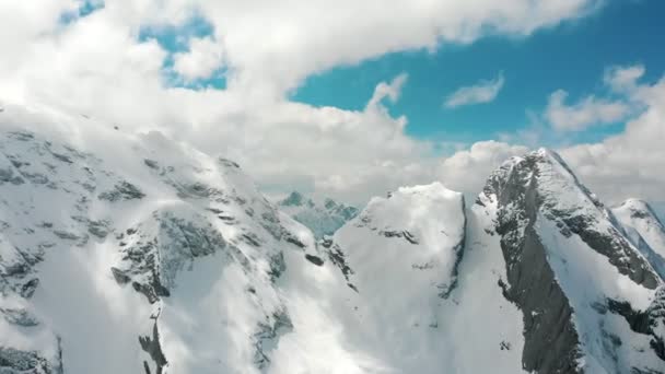 Paisaje de hermosas montañas nevadas y cielo azul - cámara se mueve de izquierda a derecha - Dolomitas, Italia — Vídeos de Stock