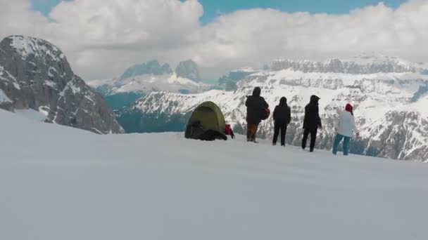 Jonge vrienden zetten een tent op een berg-staande buiten-een man spelen gitaar-Dolomieten, Italië — Stockvideo