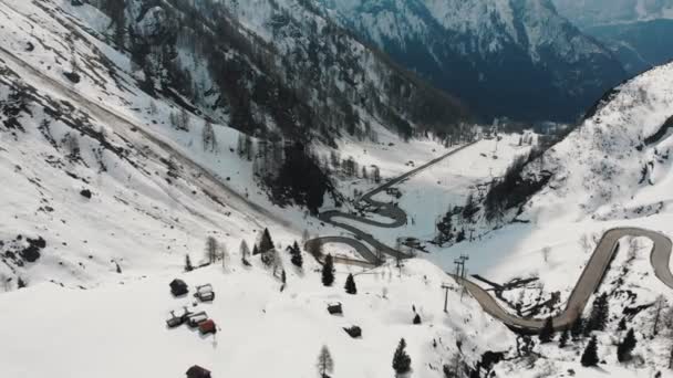 Paisagem de montanhas e raramente árvores - uma estrada para o resort - Dolomites, Itália — Vídeo de Stock