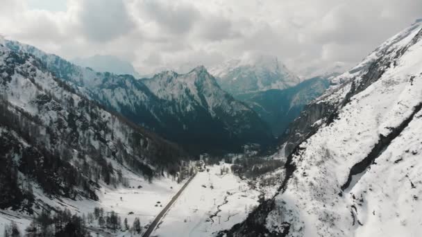 Пейзаж снігових гір і дороги-Доломіти, Італія — стокове відео