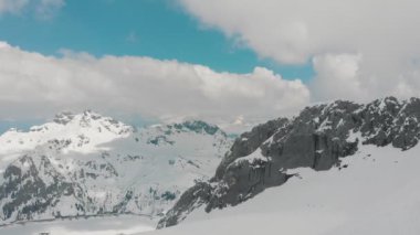 Güzel karlı dağlarda nefes kesen görünümü - bir tatil binası - Dolomites, İtalya