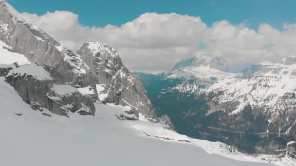 Hisnande utsikt över vackra snöiga berg-Dolomiterna, Italien — Stockvideo