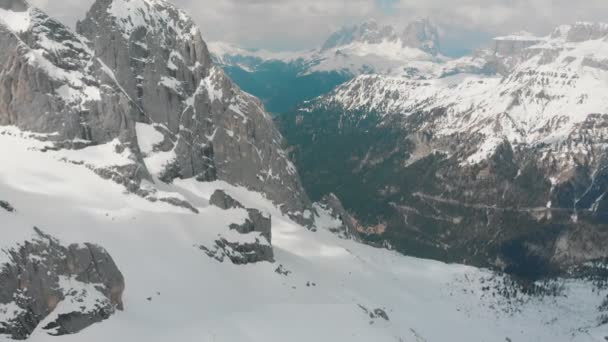 Lélegzetelállító kilátás a havas hegyek és erdők a háttérben-Dolomitok, Olaszország — Stock videók