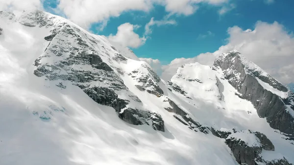 Un peisaj de munți frumoși cu zăpadă și cer albastru Dolomiți, Italia — Fotografie, imagine de stoc