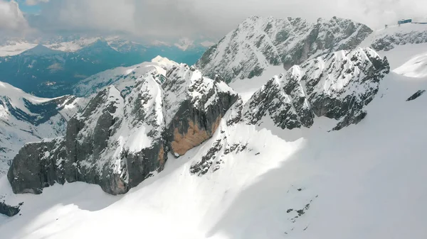 Un paysage de belles montagnes enneigées à Dolomites, Italie — Photo gratuite