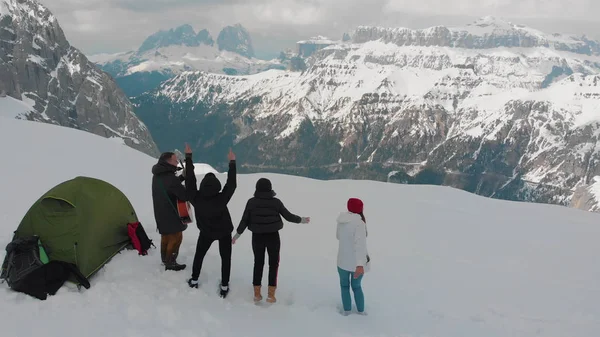 De jeunes amis installent une tente sur une montagne et debout dehors - un homme jouant de la guitare - Dolomites, Italie — Photo