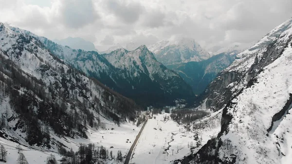 Peisajul munților și un drum - Dolomiți, Italia — Fotografie de stoc gratuită