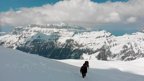 Dos mujeres viajeras caminando hacia arriba en la montaña - Dolomitas, Italia — Foto de Stock