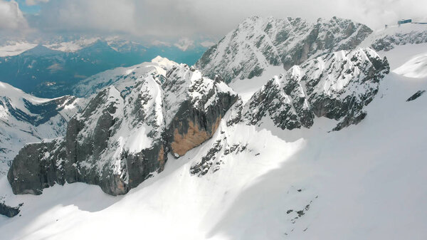 A landscape of beautiful snowy mountains in Dolomites, Italy — Stock Image A landscape of beautiful snowy mountains in Dolomites, Italy — Stock Photo, Image